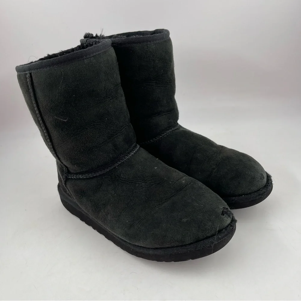 Ugg Kids Classic Short II- Size 6 Y -Black Sheepskin Winter Boots
